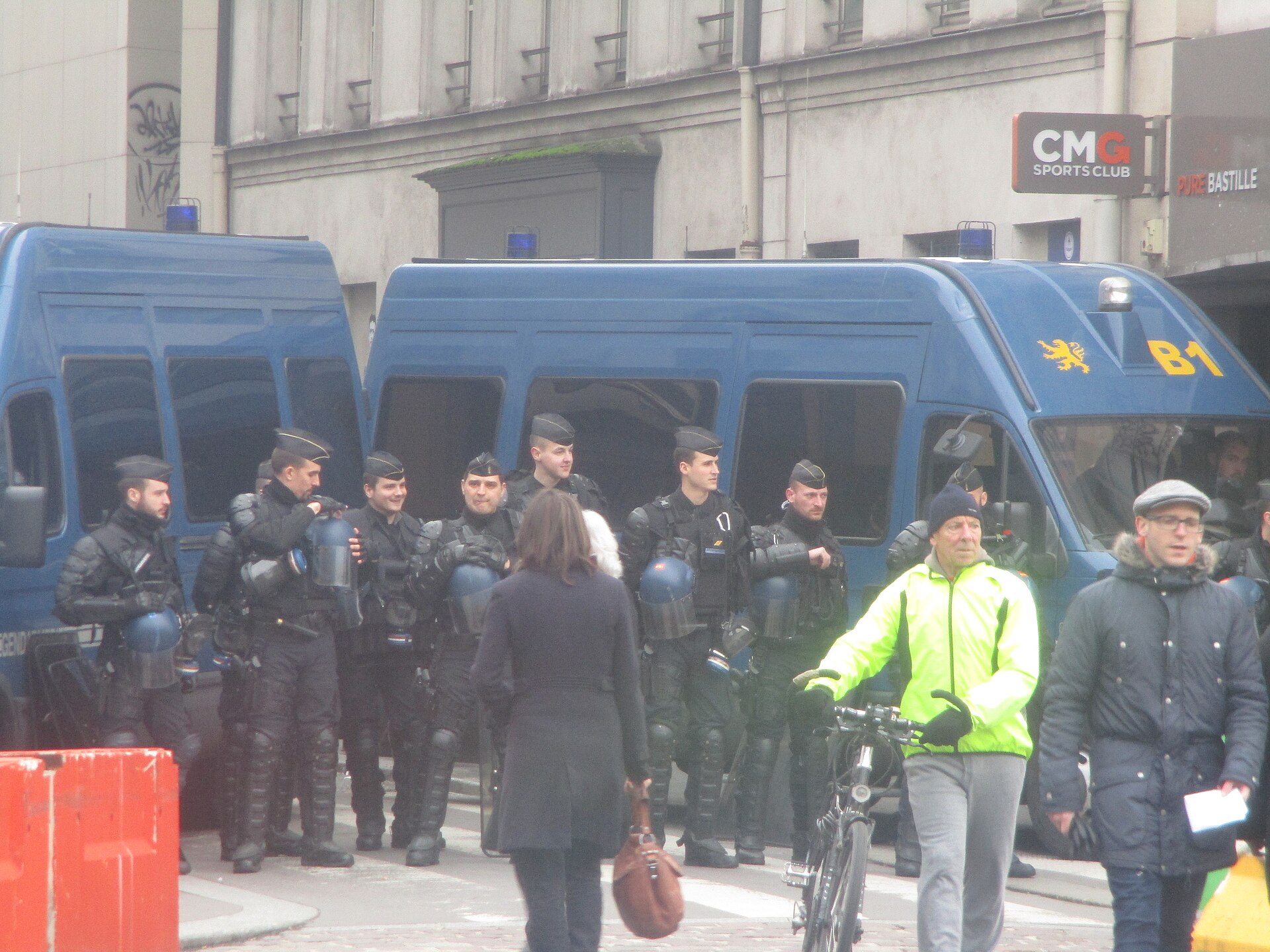 Gendarmes mobiles en tenue devant leurs fourgons