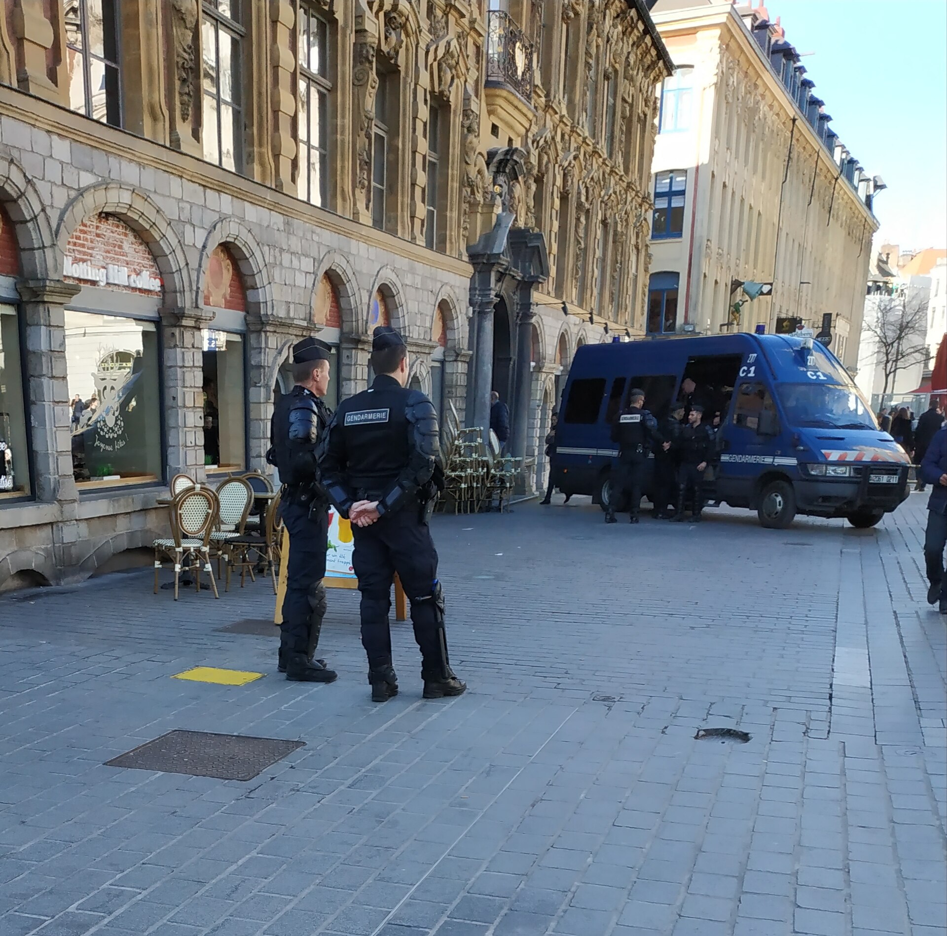 Gendarmes mobiles en service dans une rue